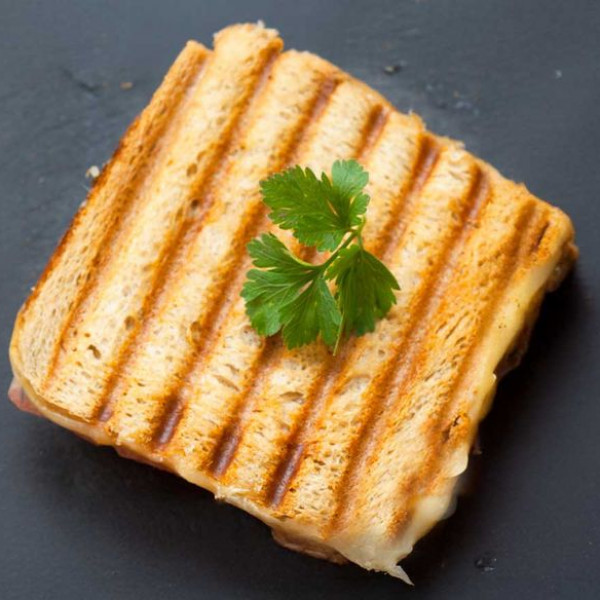 Kare Dilli Kaşarlı Tost